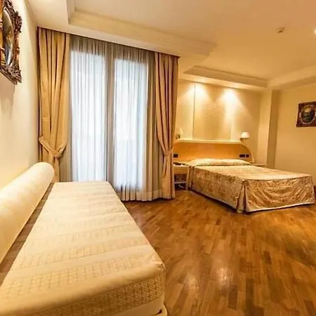 Lh Domus Caesari 4*