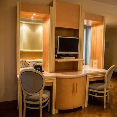 Ξενοδοχείο Lh Domus Caesari 4*