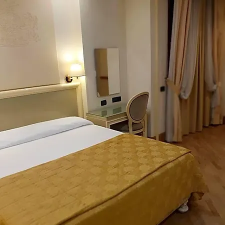 מלון Lh Domus Caesari 4*